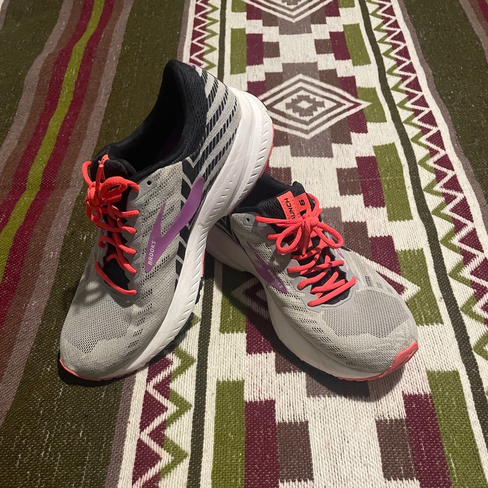 Brooks size 7 launch shoes